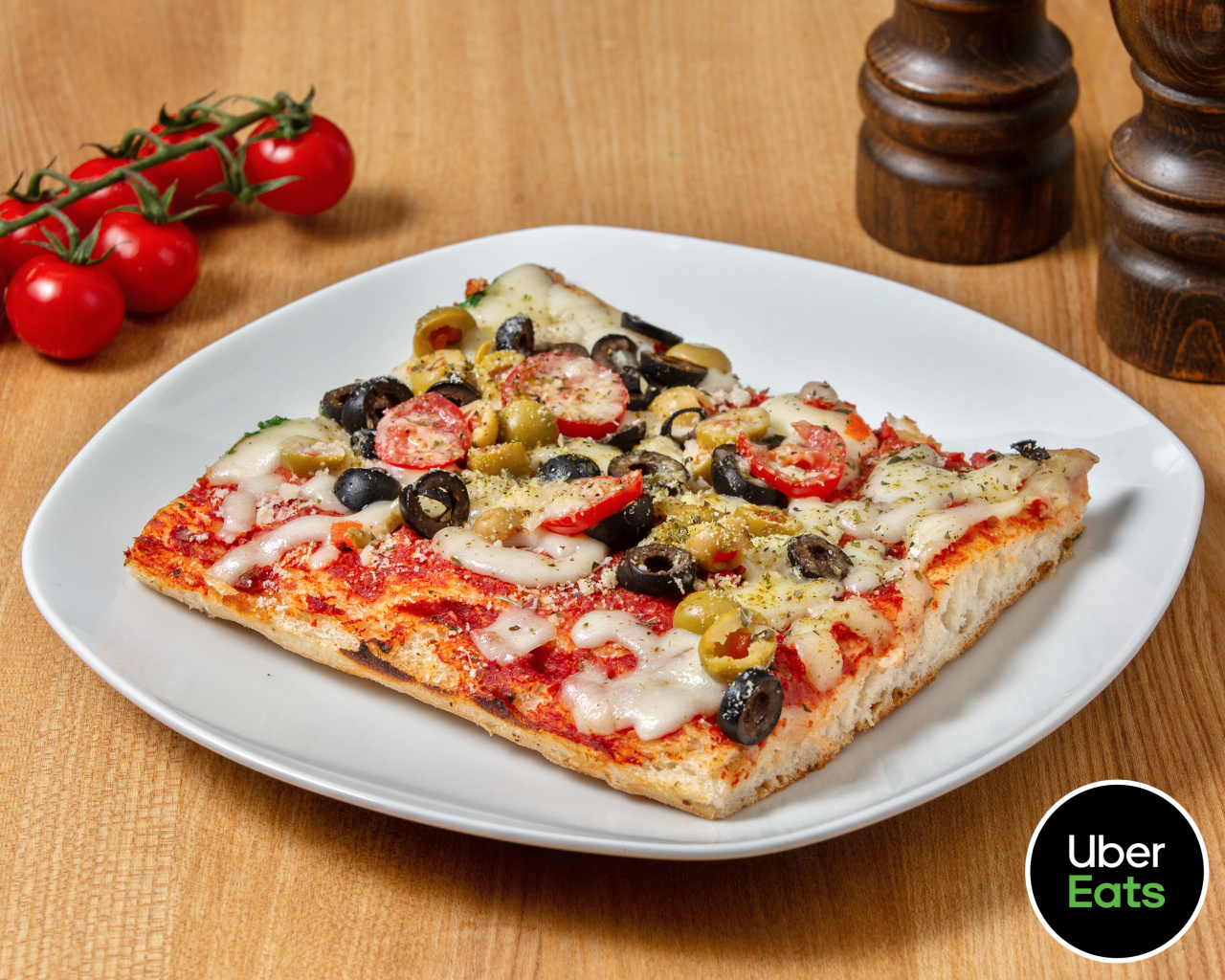 Pizza mit Tomaten, Oliven und Parmesan